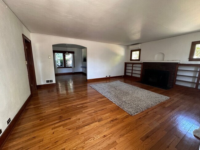 Building Photo - 3 Bedroom 2 Bath Single Family House