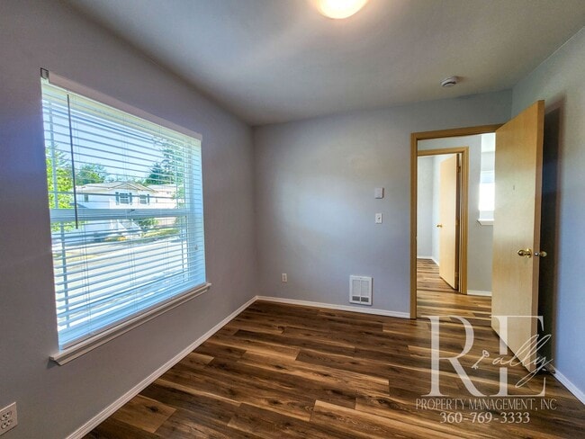 Building Photo - Inviting Poulsbo Home with Open Layout, Fe...