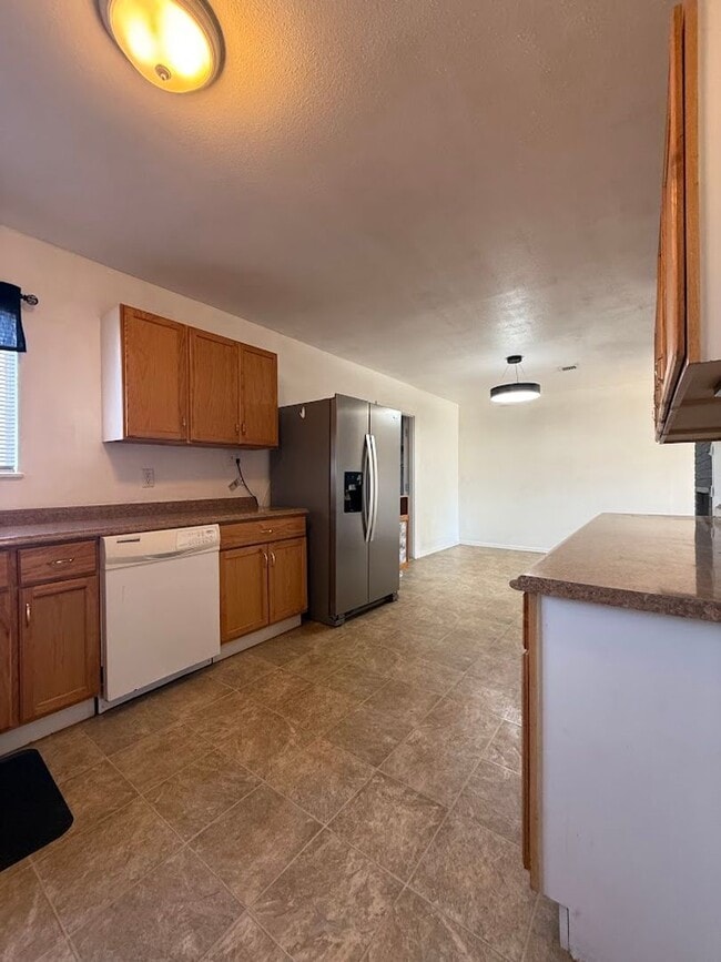 Building Photo - Well Maintained 3bd/2ba Home With Large Bonus Room