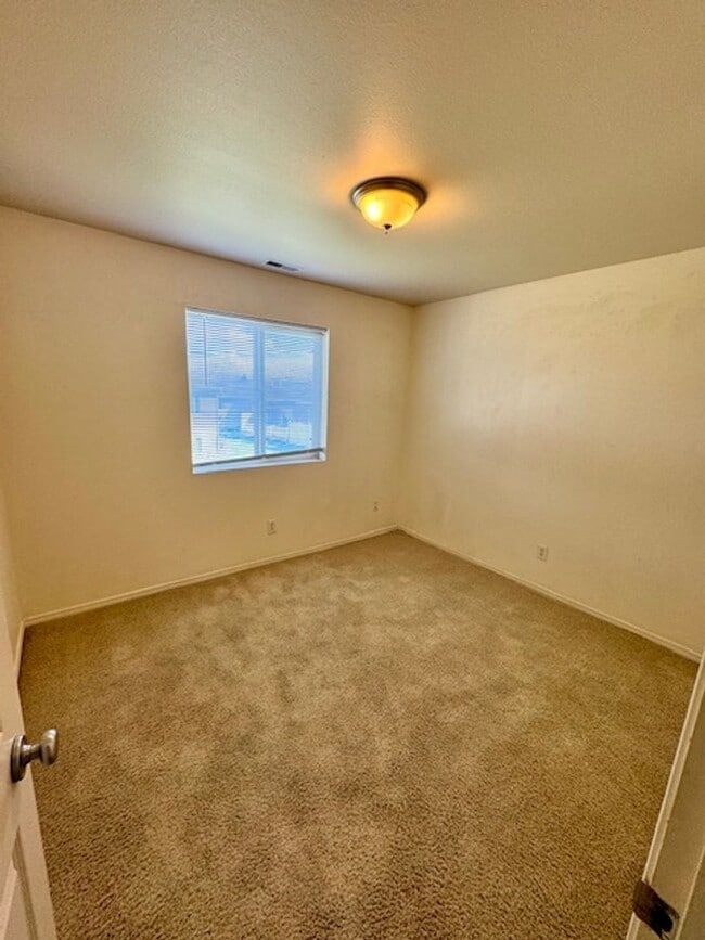 Building Photo - 2 Bedroom 1 Bathroom Unit in 8 Plex