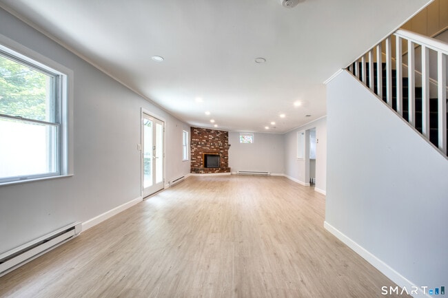 Building Photo - 8 Ridge Pl