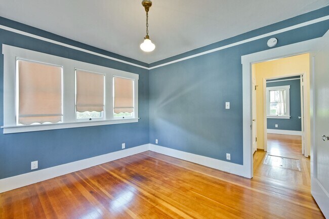 Building Photo - Updated Bungalow located in Downtown Redwood City & 15 miles from SF International Airport