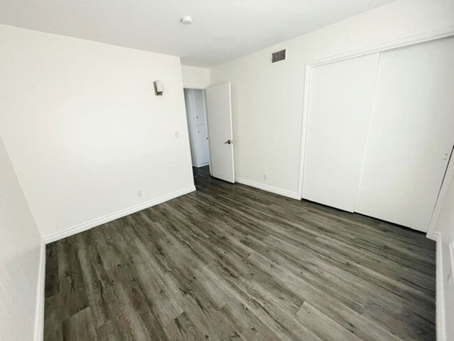 Building Photo - Single Level 4 Bedroom 2 Bath Home in Seal...