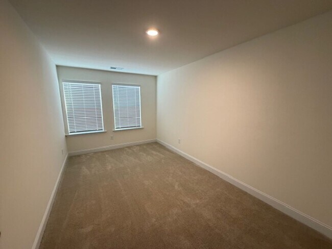 Building Photo - Mebane / Townhouse