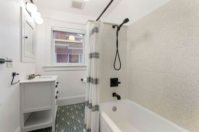 Building Photo - 1516 NW 25th Ave