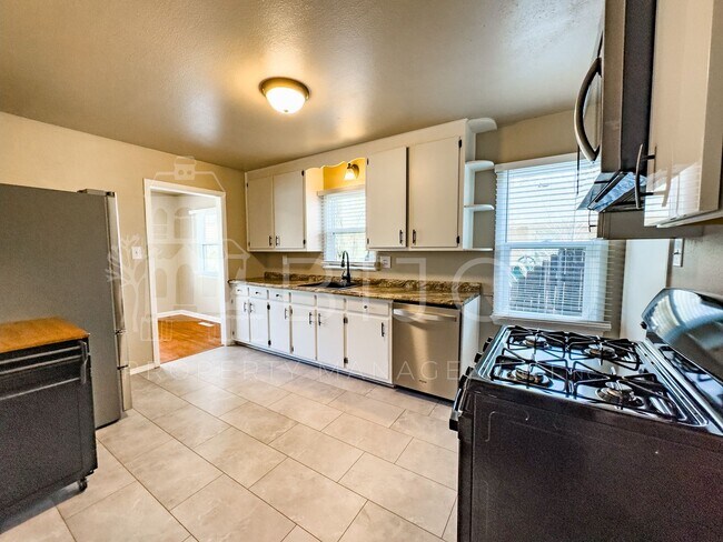 Building Photo - Downtown Ranch Home with View of Pikes Peak