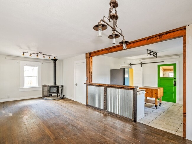 Building Photo - Adorable, fully updated 1-bdr/1-bath Milwa...
