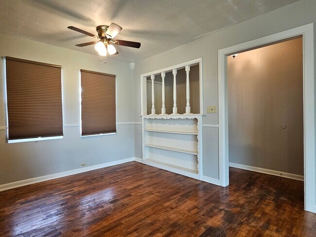 Building Photo - Welcome to this charming 3 bedroom, 1.5 ba...