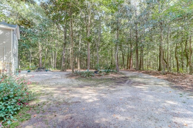 Building Photo - Quiet and Serene Johns Island Living