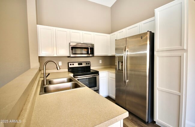 Building Photo - 1702 E Palm Beach Dr