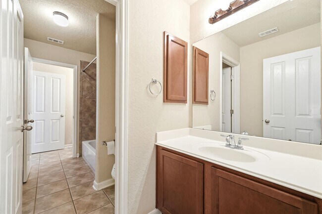 Building Photo - ***APPLICATION CURRENTLY UNDER REVIEW***Spacious Cul-de-sac home located close to Seaworld, Lackl...