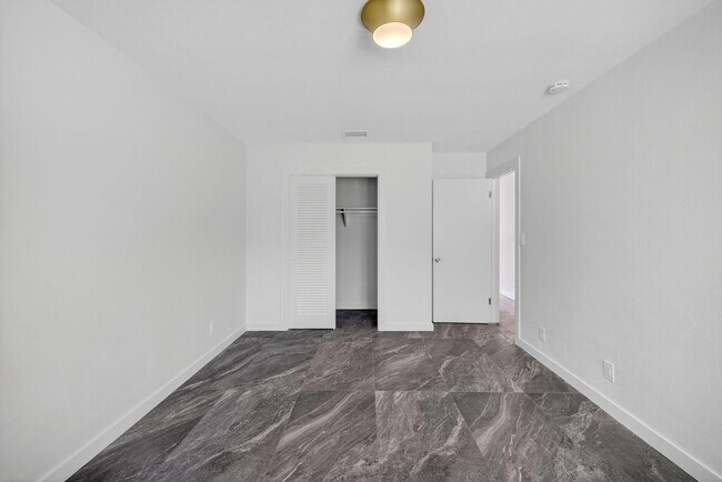 Building Photo - 4442 Sea Grape Dr