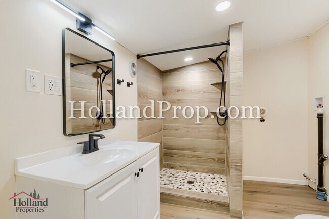 Building Photo - Welcome Home to Your Perfect Hillsboro Retreat!