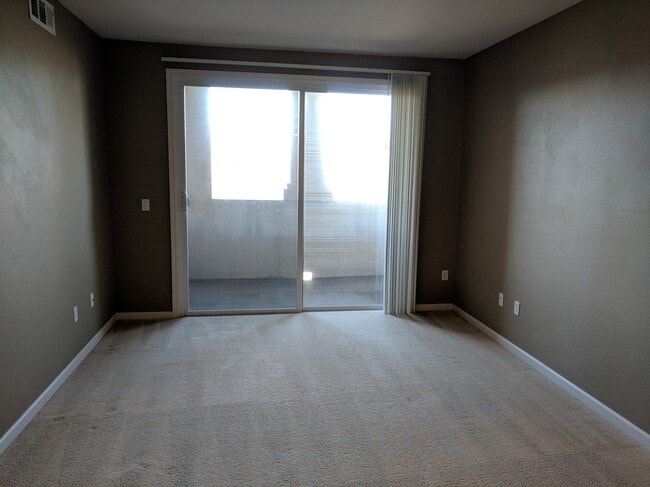 Living room - 1883 Agnew Rd