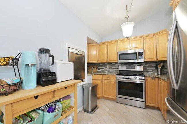 Building Photo - 10 Pickwick Dr S