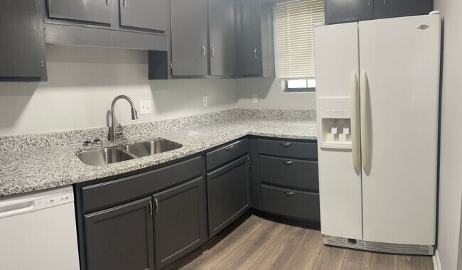 Building Photo - Newly Remodeled 2Bed/2.5Bath Townhome For Lease in Austell