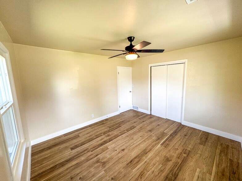 Building Photo - 496 N 70 W