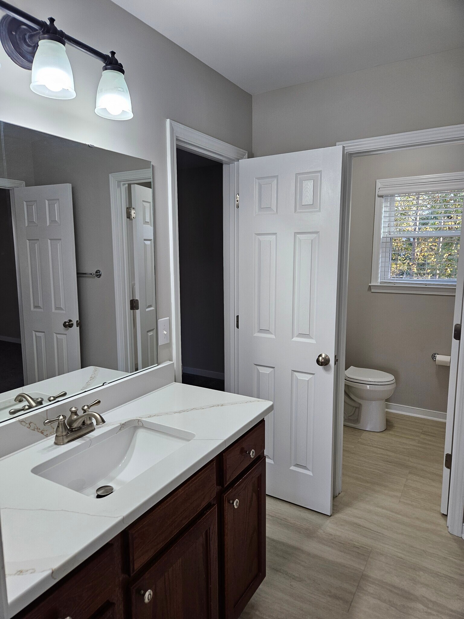 Jack & Jill full bathroom - 919 Middle Ground Ave