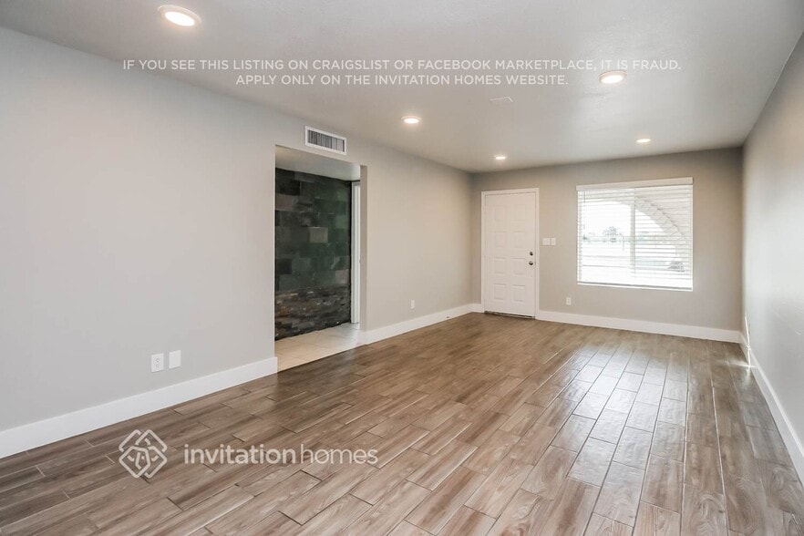 Building Photo - 2320 E Holmes Ave