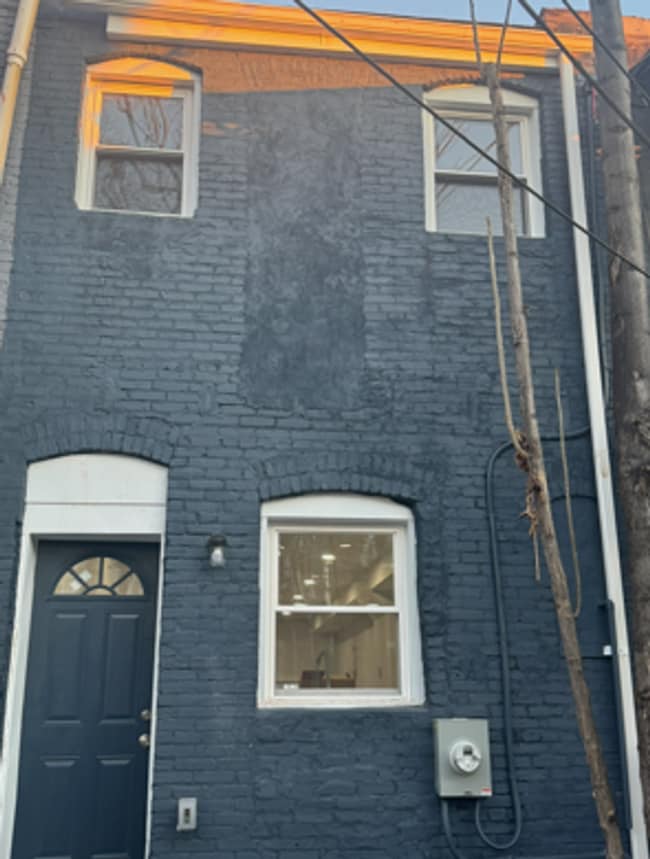 Building Photo - Beautifully Updated Townhome in Prime Location – Move-In Ready!