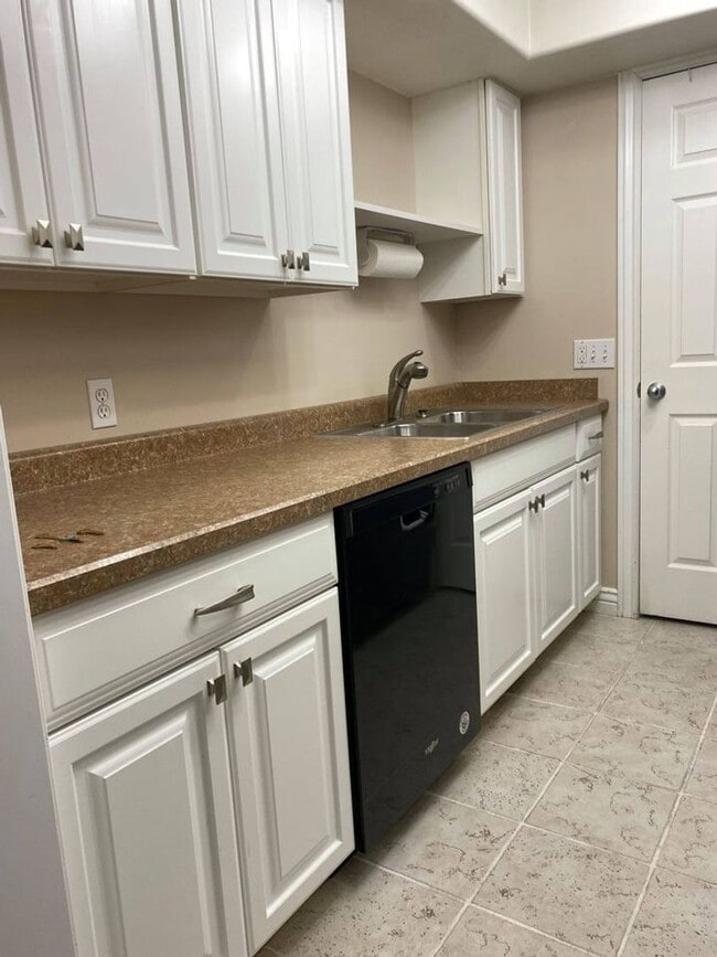 Building Photo - Updated 2 Bd 2 Ba Condo in Sandy