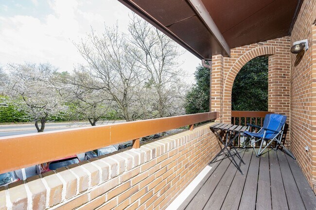 Building Photo - Stunning 4 Bedroom 3 and a Half Bath Bethe...