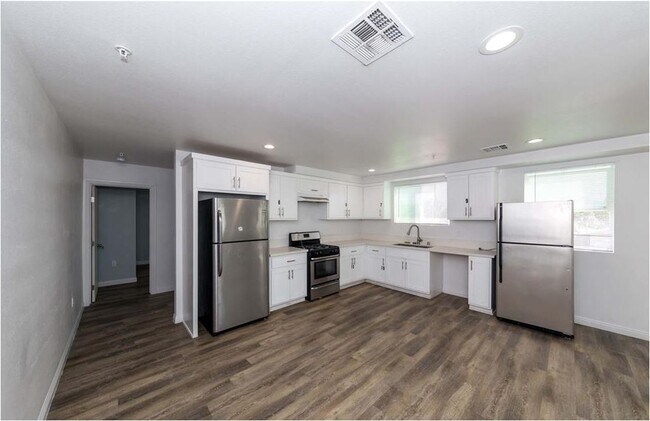 Building Photo - 211 W 43rd St