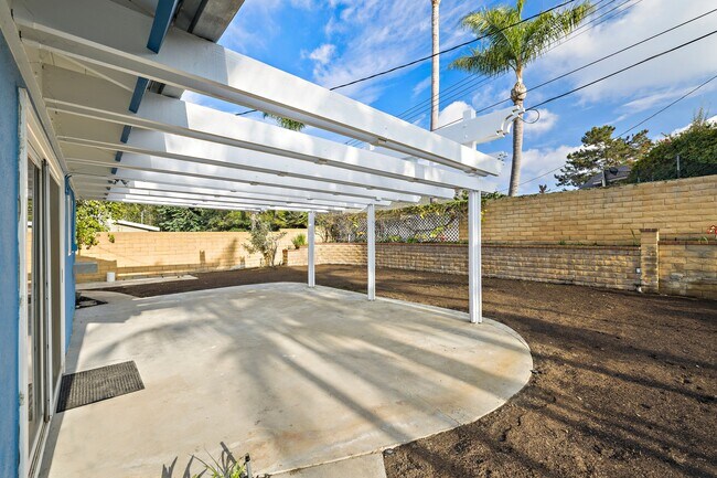 Building Photo - 20152 Redlands Dr