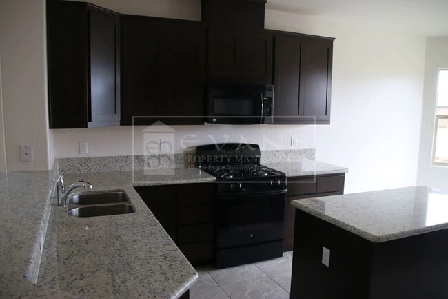 Building Photo - Beautiful Home for rent in Visalia, Ca