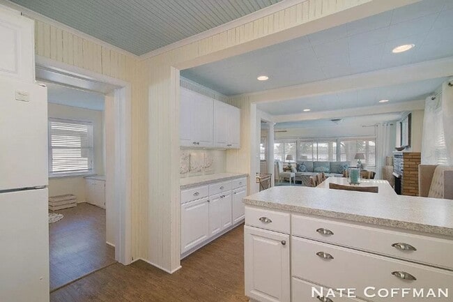 Building Photo - Lakefront 4 bed 2 bath home