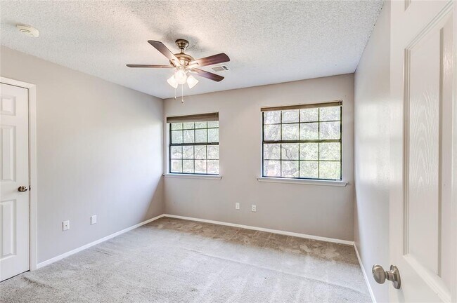 Building Photo - 10905 Wintergreen Hill