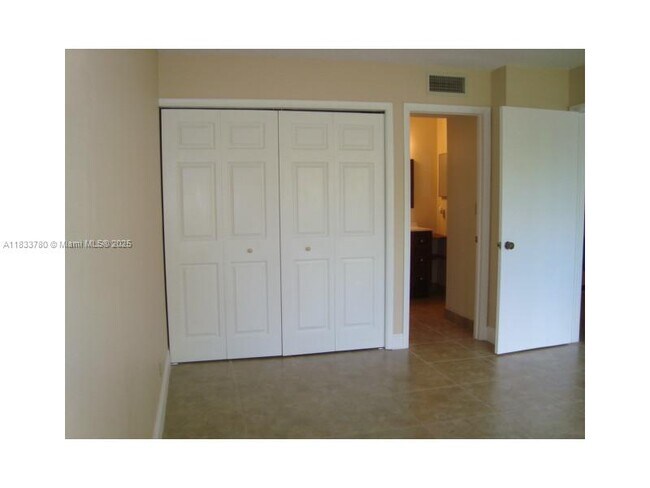 Building Photo - 200 Lakeview Dr