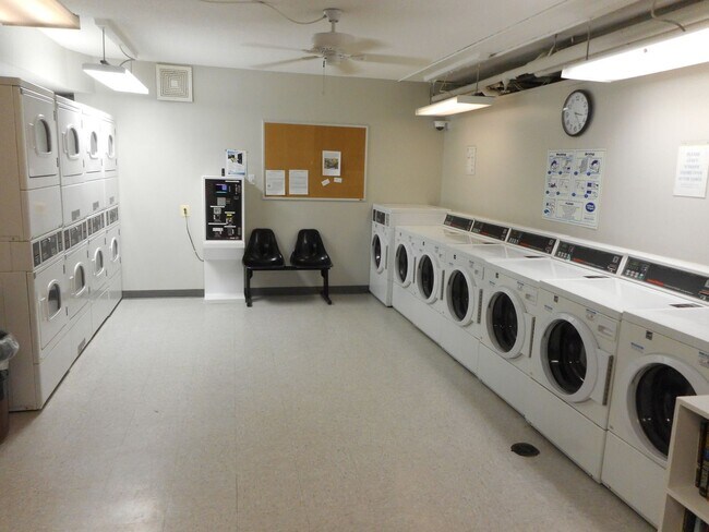 Building Photo - Spacious One Bedroom Condo In the Heart of Dupont - 17th/New Hampshire.