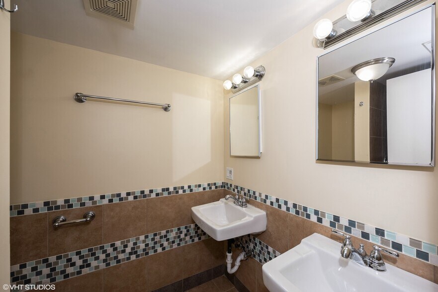 Building Photo - 848 W Lill Ave