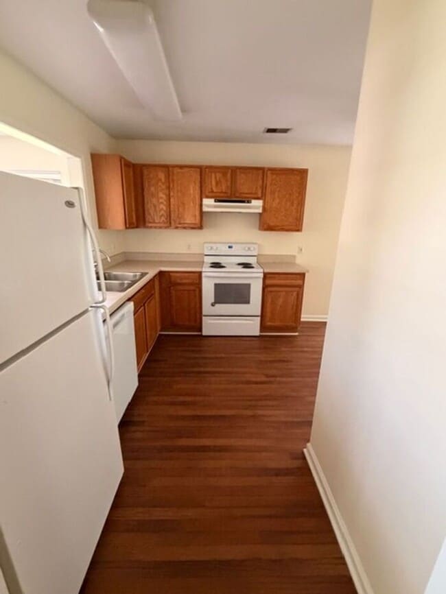 Building Photo - Beautiful and spacious! Ready for move in!