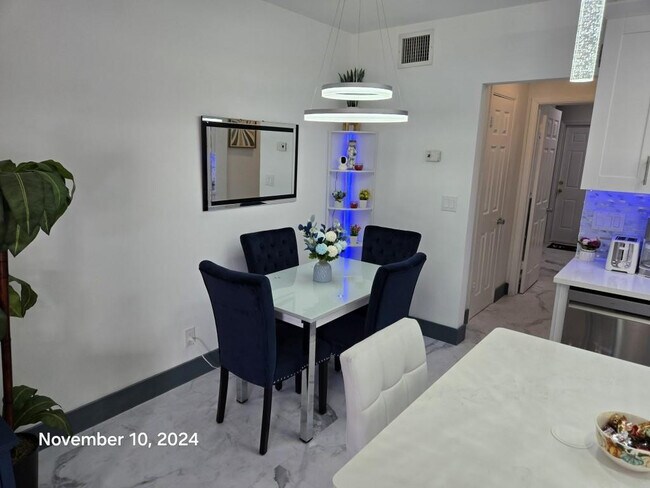 Building Photo - 2909 Middle River Dr