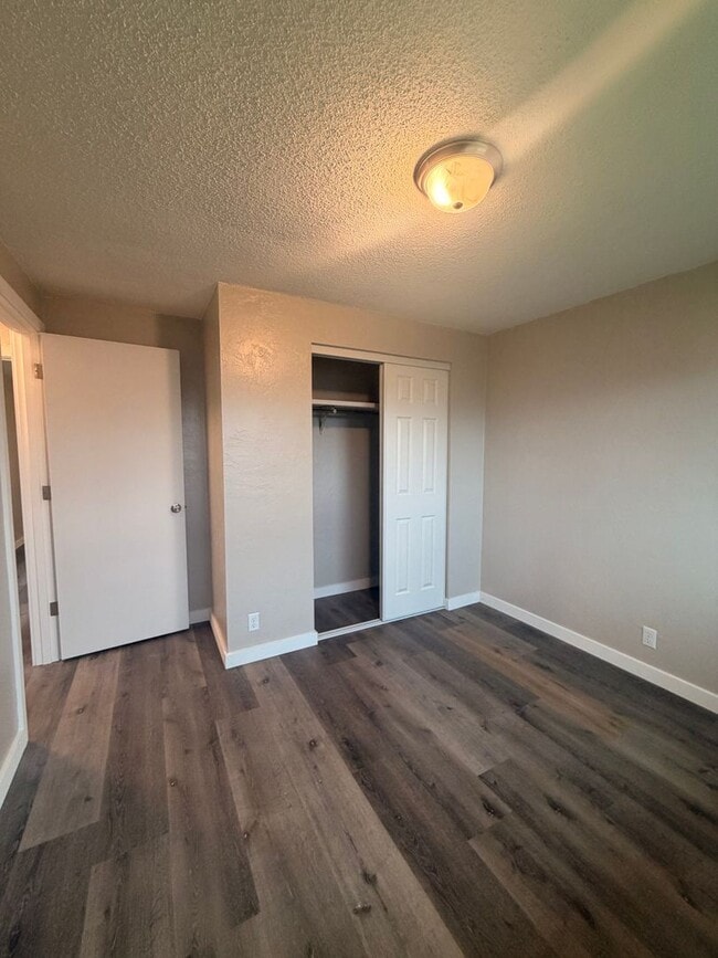 Building Photo - 2-Bedroom 1-Bathroom Duplex in Springfield