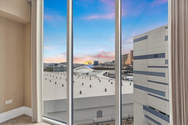 Building Photo - 2877 Paradise Rd