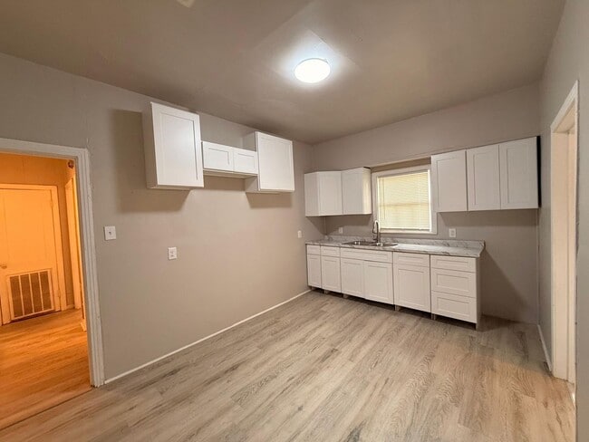 Building Photo - 603 College St