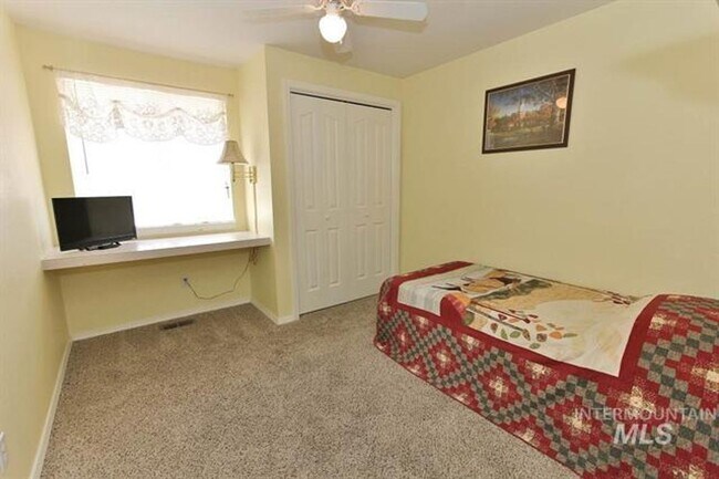 Building Photo - 3 Bedroom 2 Bath Home on 1/4 Acre Available 1/6/2026