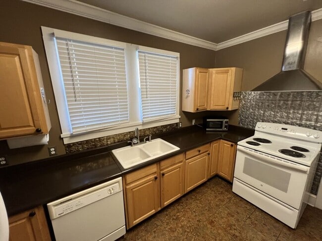 Building Photo - Location!  Location!  Adorable 2 bedroom, 1 bath home near Zachary High