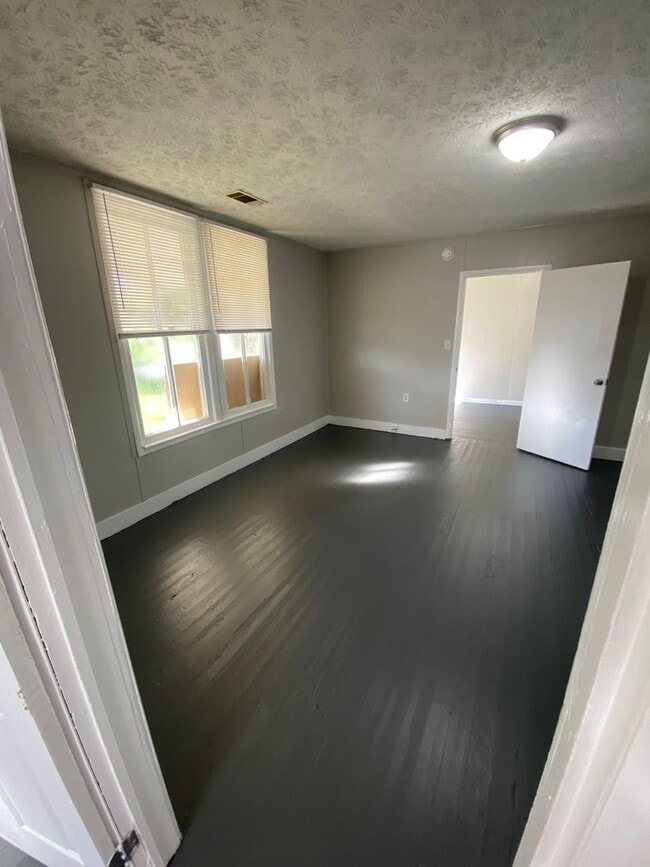 Building Photo - 605 Durden St