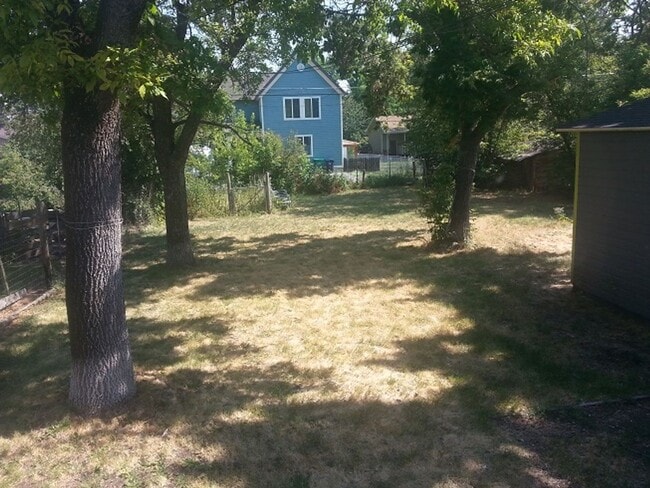 Building Photo - 710 N Tracy Ave