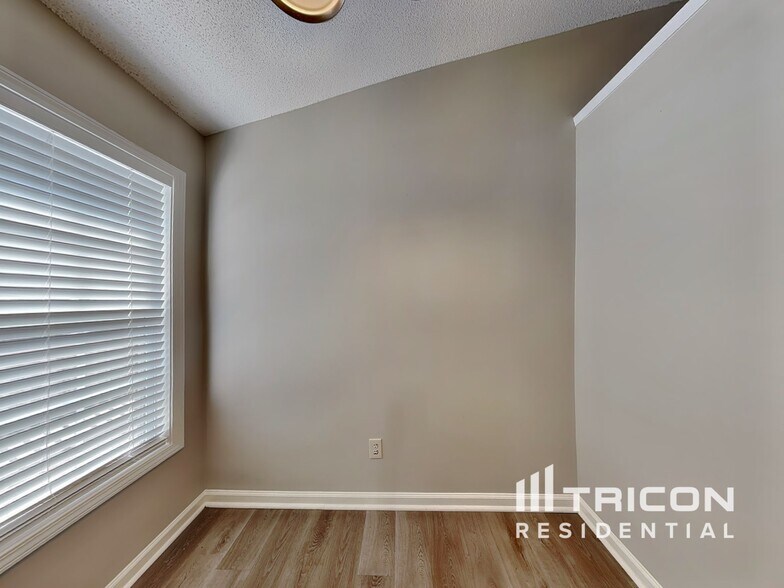 Building Photo - 463 Thorn Thicket Dr