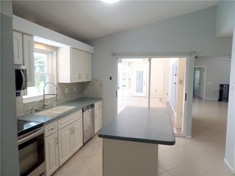 Building Photo - 3601 Garden Lakes Clenet