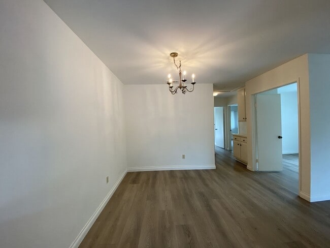 Building Photo - 2+bd/1ba Single Story Duplex Minutes Drive...