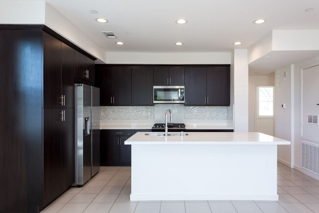 Building Photo - Beautiful Townhome at Millenia in Otay Ranch!
