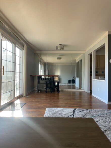 Building Photo - 500 N Fox Hills Dr