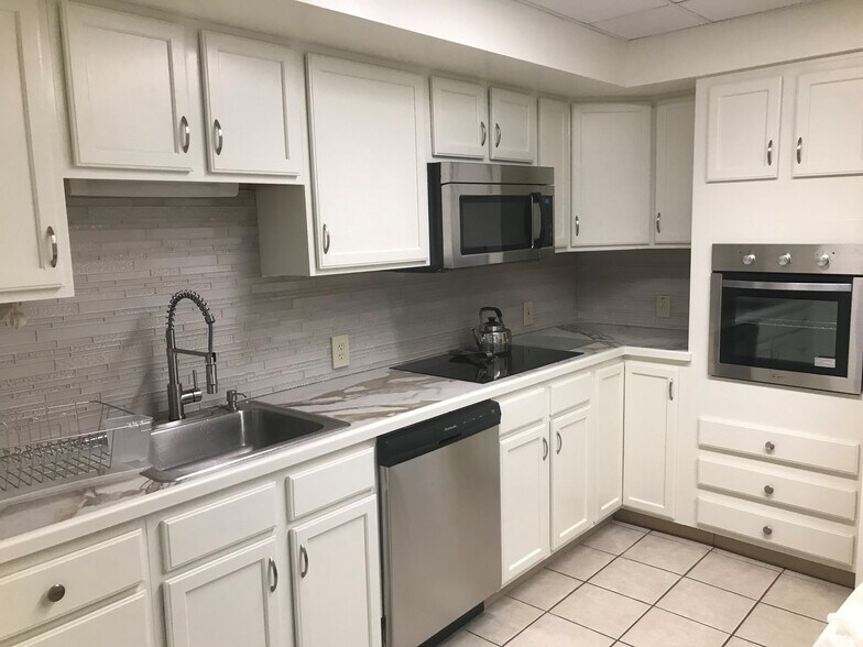 Building Photo - 1025 Simpson Ave