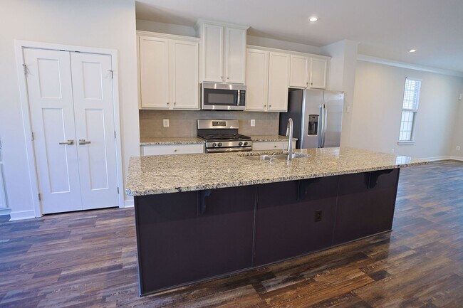 Building Photo - Welcome home to this move-in ready end uni...